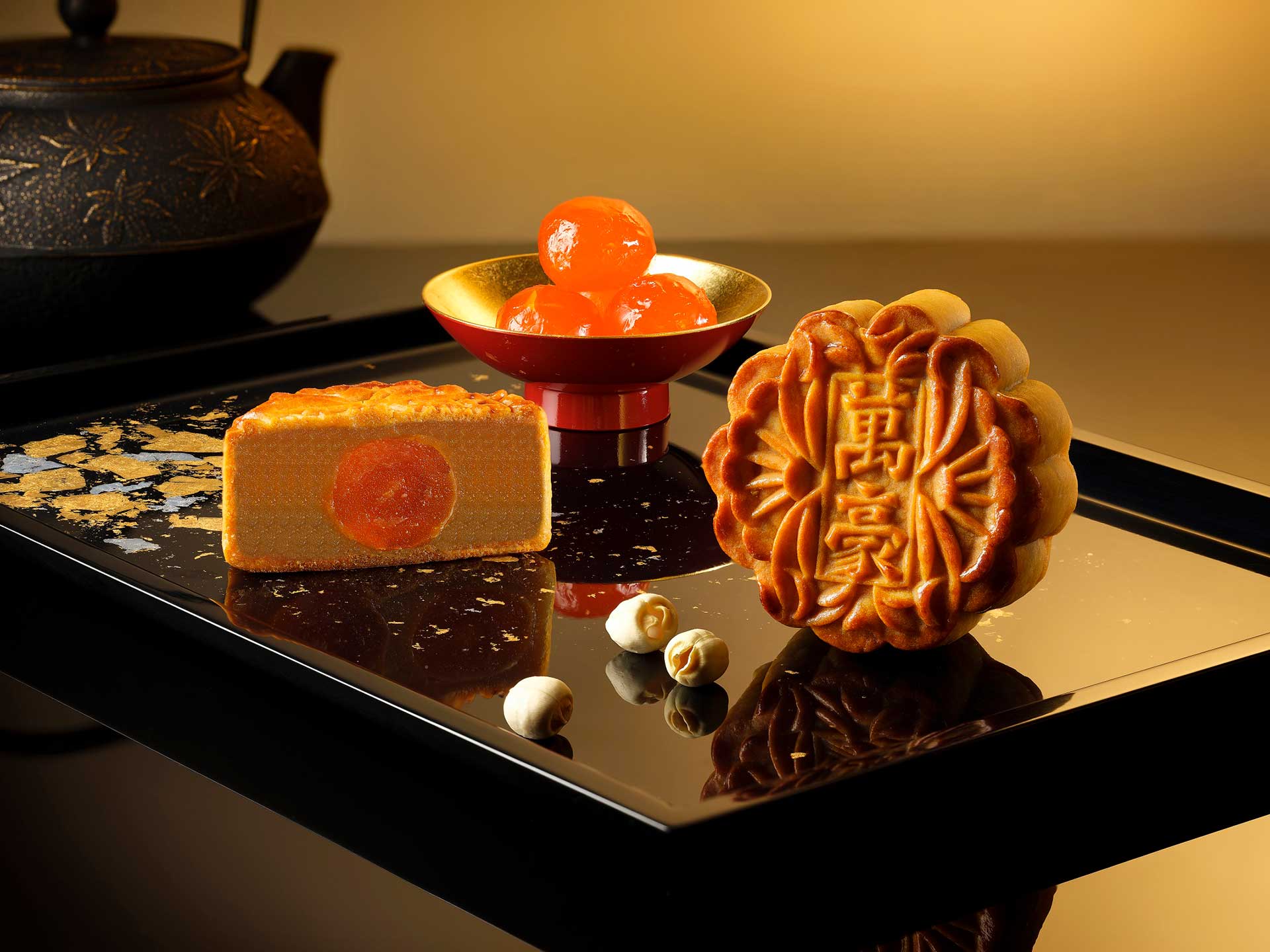 White-Lotus-Paste-Baked-Mooncake-with-Single-Yolk