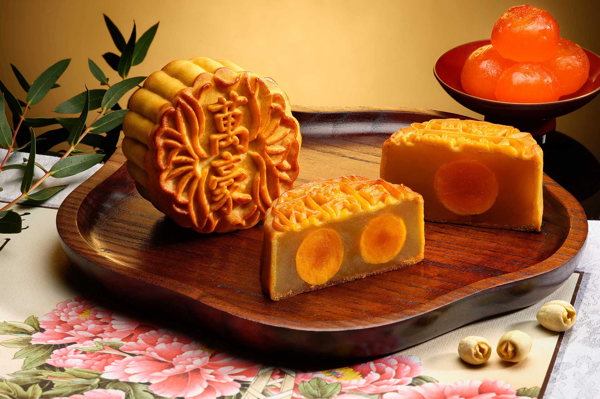 White-Lotus-Paste-Baked-Mooncake-with-Single-and-Double-Yolk