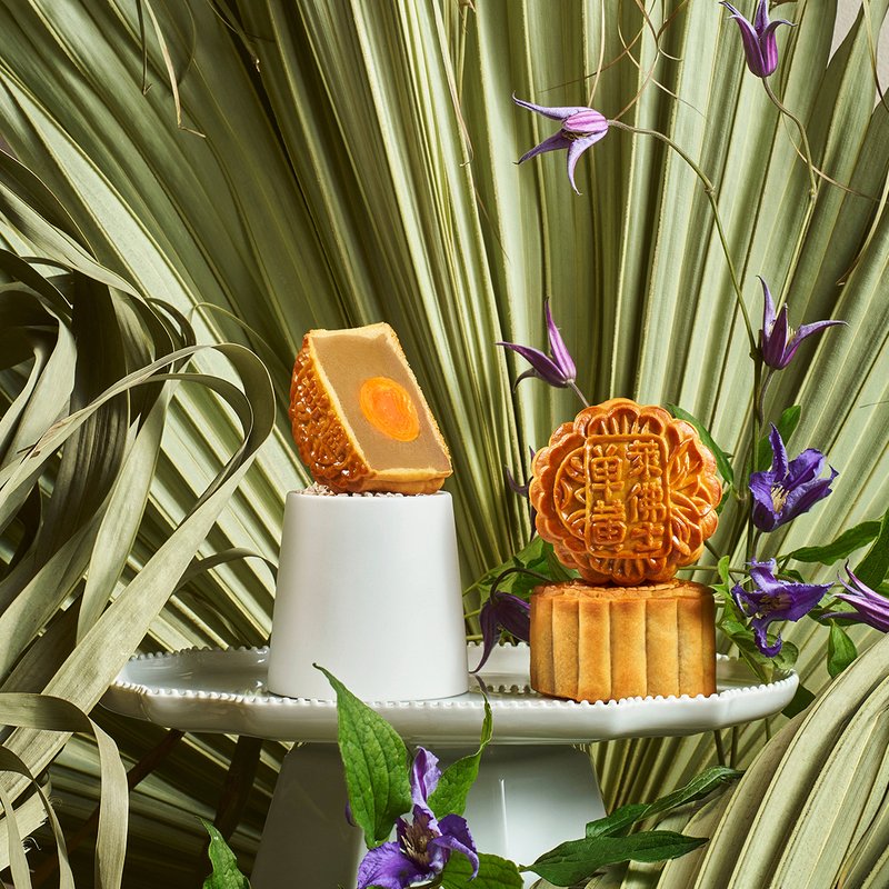 mother-of-pearl_with_single_yolk_white_lotus_paste_baked_mooncake